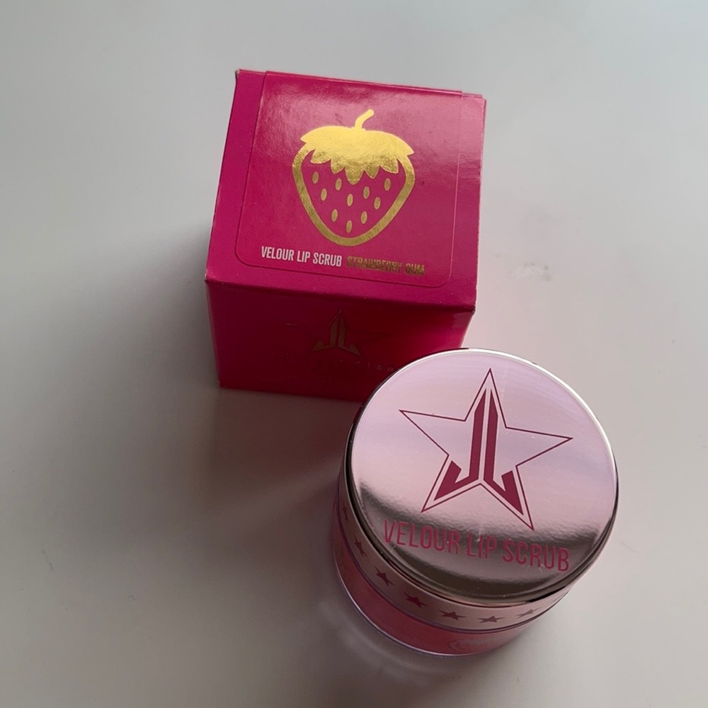 Jeffrey Star Strawberry 🍓 Velour Lip Scrub
